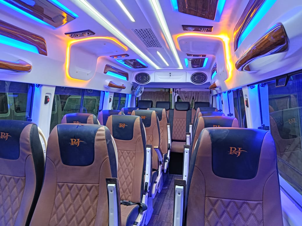 Force Traveller (17 Seater)